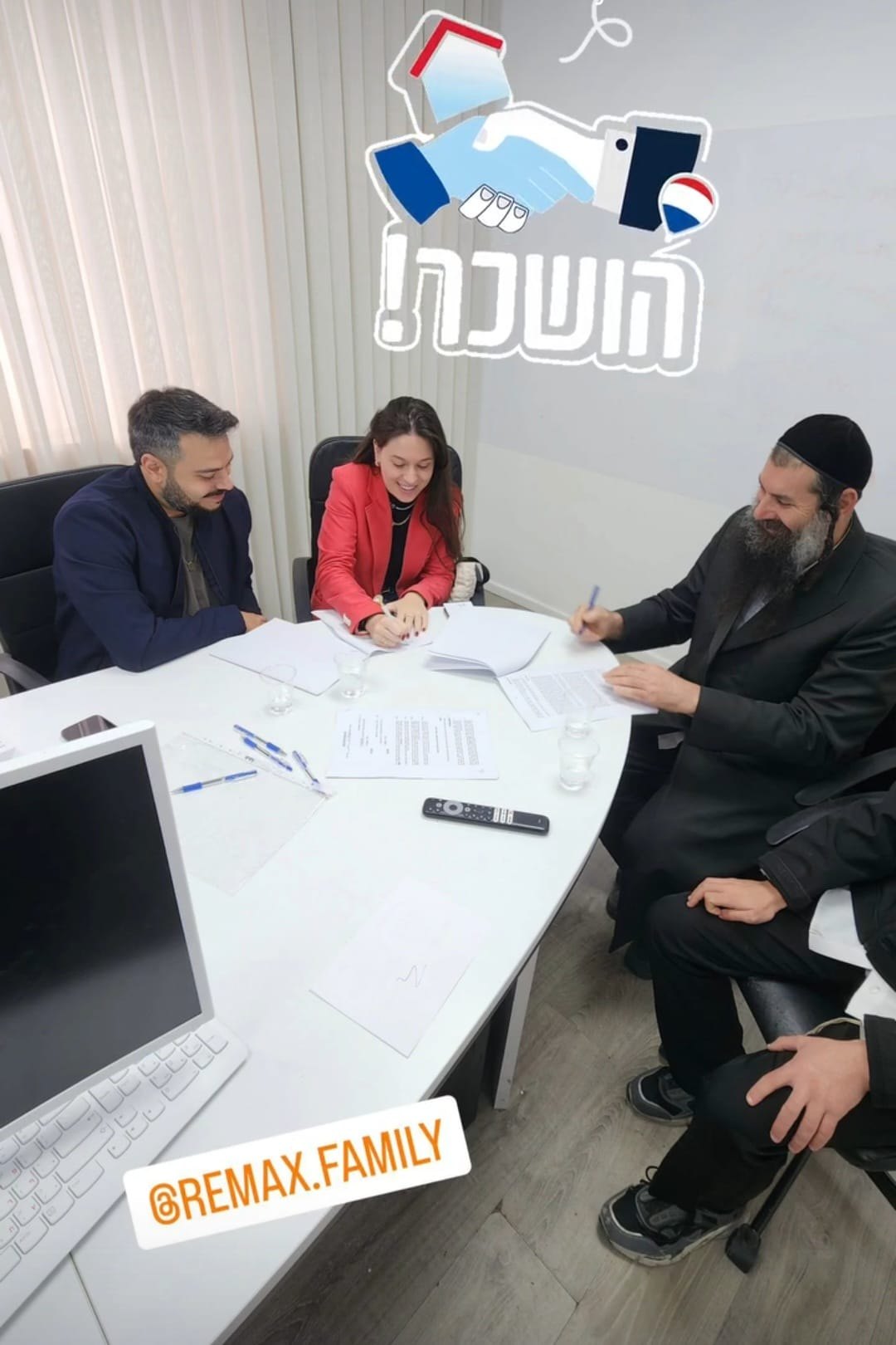 חתימת חוזה עם לקוחות של רחל וקסלר